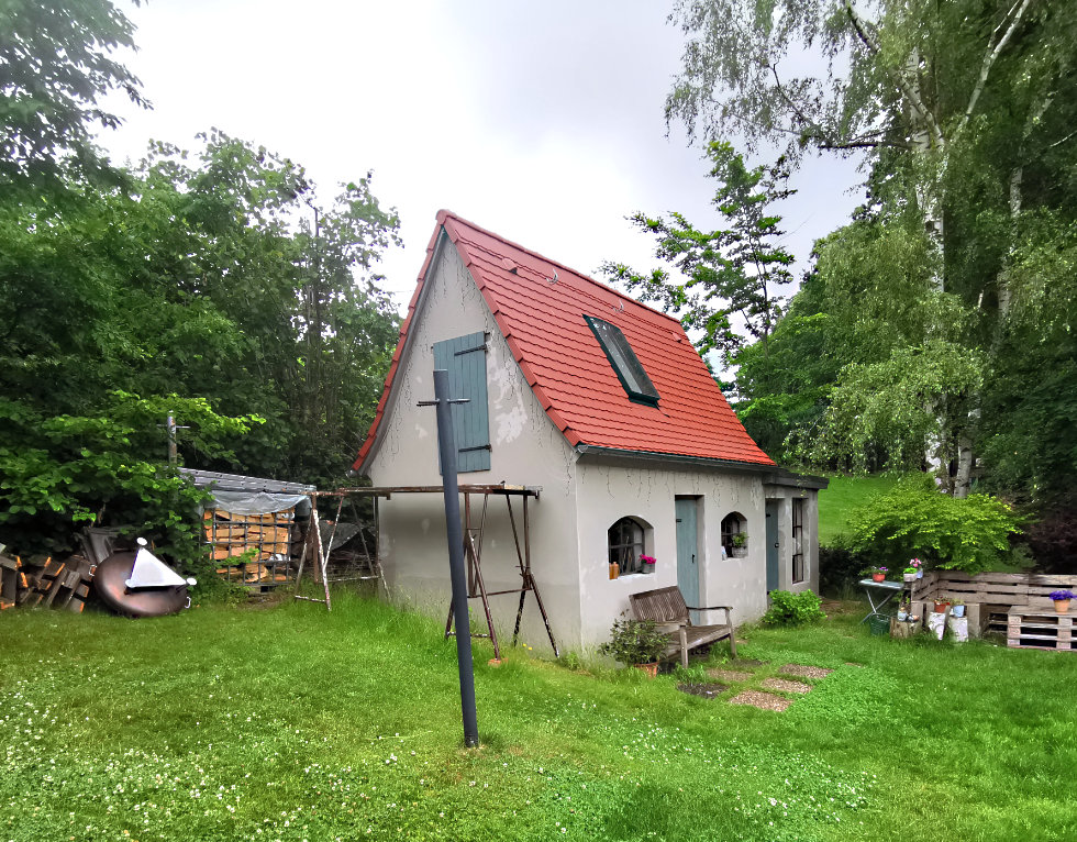 Außenputz-Sanierung Gartenhaus mit Rundbogen-Fenster
